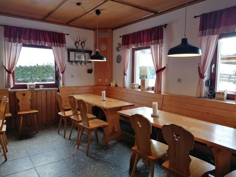 Rustikale Inneneinrichtung der Skihütte mit Holztischen