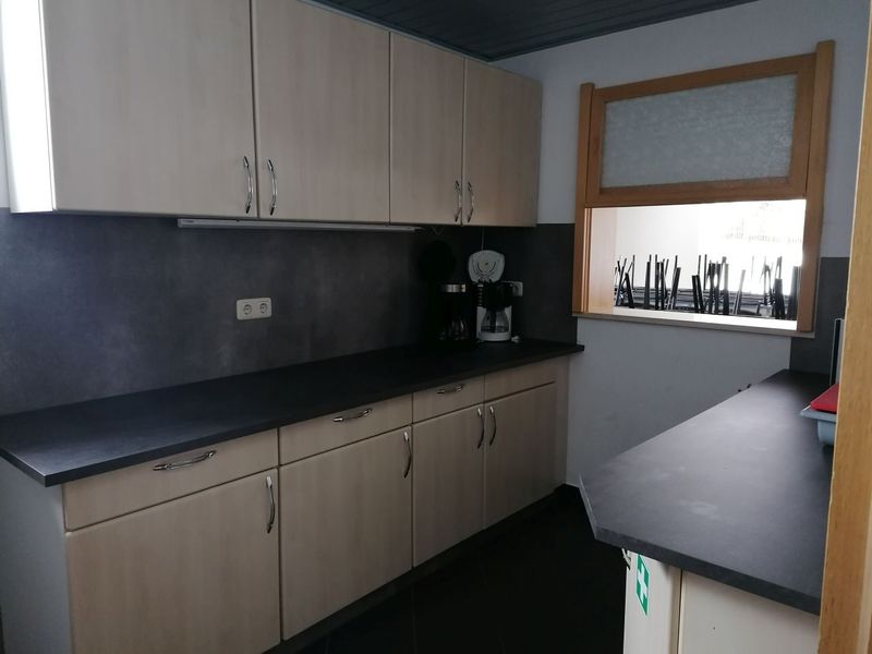 Moderne Teeküche mit hellen Fronten