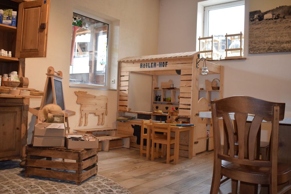 wo früher die kleinen Kälbchen standen, können sich nun die Kinder eine kleine Auszeit in der Spielecke  gönnen (Link öffnet sich in einem Popupfenster mit vergrößerter Ansicht des Bildes.)