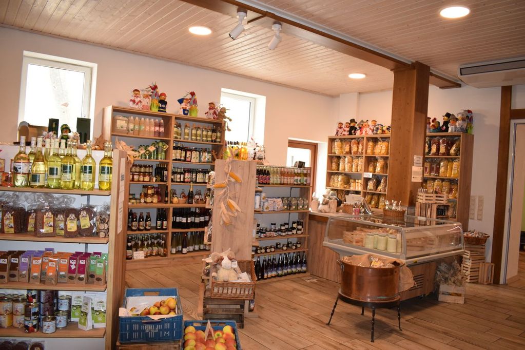 im neuen Verkaufsraum finden allerhand regionale Produkte sowie Biowaren ihren Platz (Link öffnet sich in einem Popupfenster mit vergrößerter Ansicht des Bildes.)