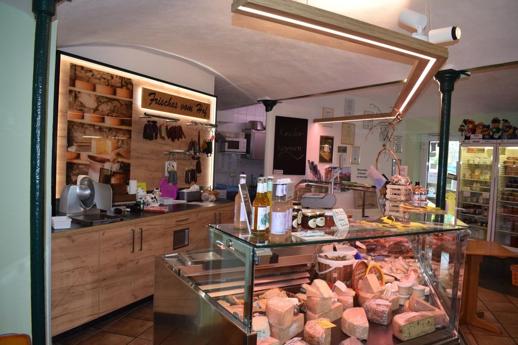 die neue Kühltheke für Käse und Wurst erfüllt aktuelle Standards, technisch sowie optisch