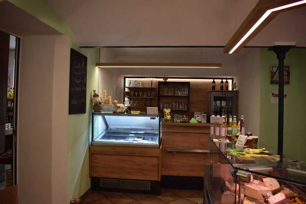 neue Theke für das Eis aus eigenen Produktion (Link öffnet sich in einem Popupfenster mit vergrößerter Ansicht des Bildes.)