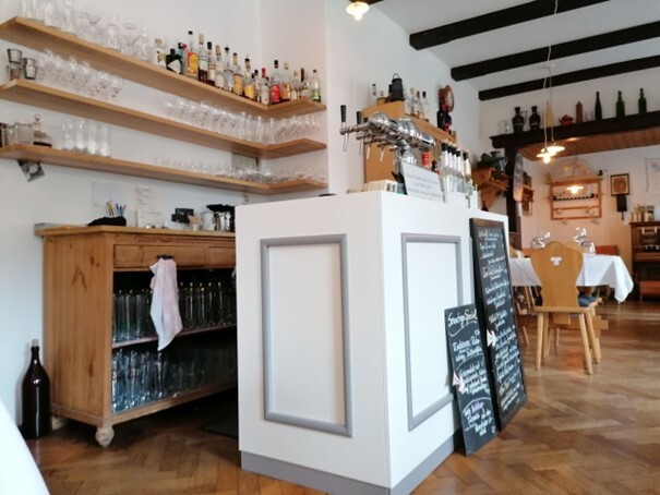 der neue Tresen fügt sich harmonisch in den Gastraum ein Heller Gastraum mit neuem weißem Tresen, Zapfanlage und Wandregalen voller Gläser und Flaschen. (Link öffnet Bild vergrößert in einem Popupfenster)