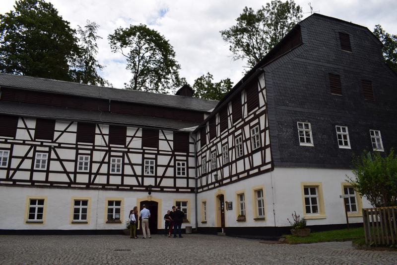 Außenansicht des Gebäudekomplexes mit Museumszugang (Link öffnet Bild vergrößert in einem Popupfenster)