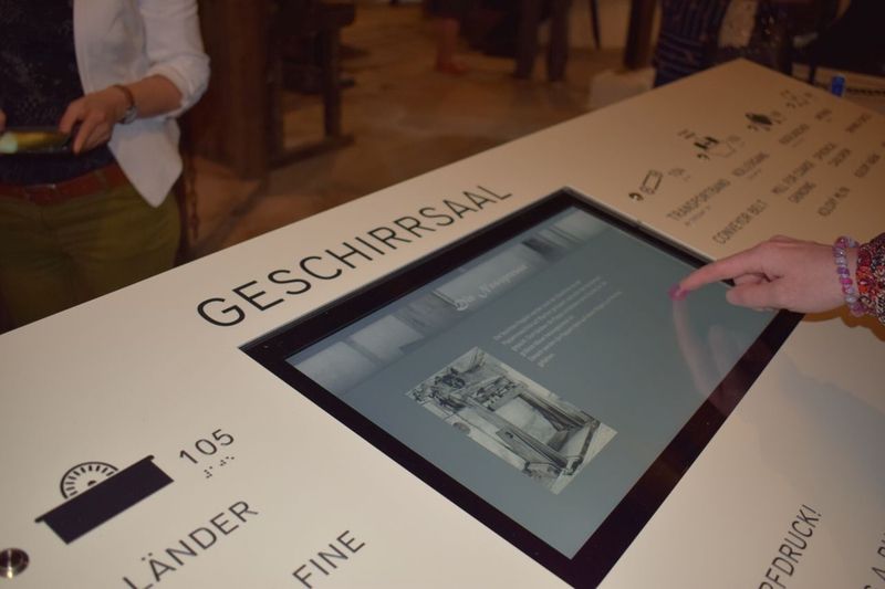 Query successful Informationspult zum Thema „Geschirrsaal“ mit Touch-Display, Grafiken und Brailleschrift. Der Link öffnet das Bild in groß.