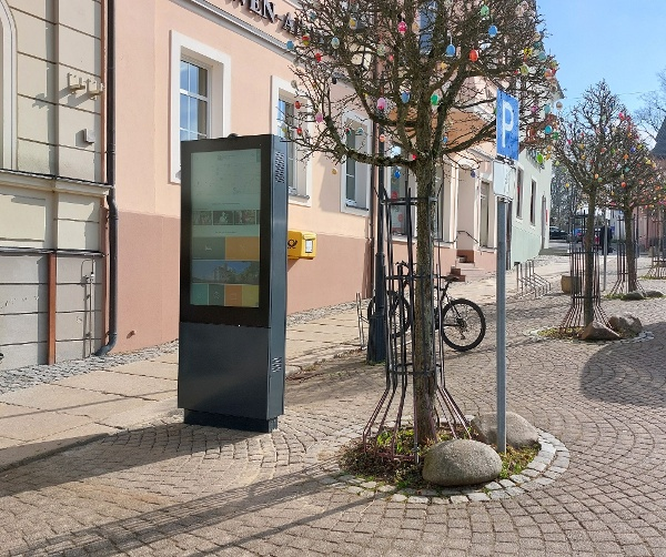 Koordination und Errichtung von Informationsterminals zur Erreichbarkeit der Gäste und Einheimischen außerhalb der Tourist-Information - im Bild Standort Zwönitz (Link öffnet Bild vergrößert in einem Popupfenster)