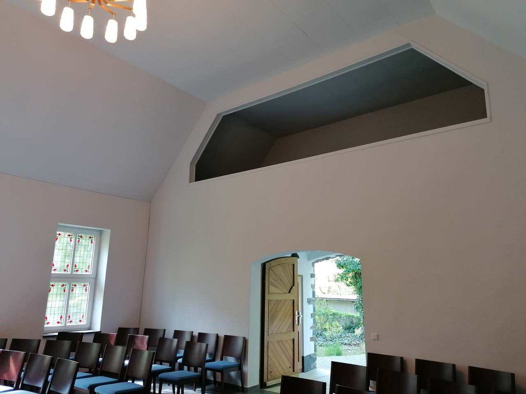 Ein Saal mit Blick auf die Empore in der Beerdigungshalle in Gornsdorf (Link öffnet Bild vergrößert in einem Popupfenster)