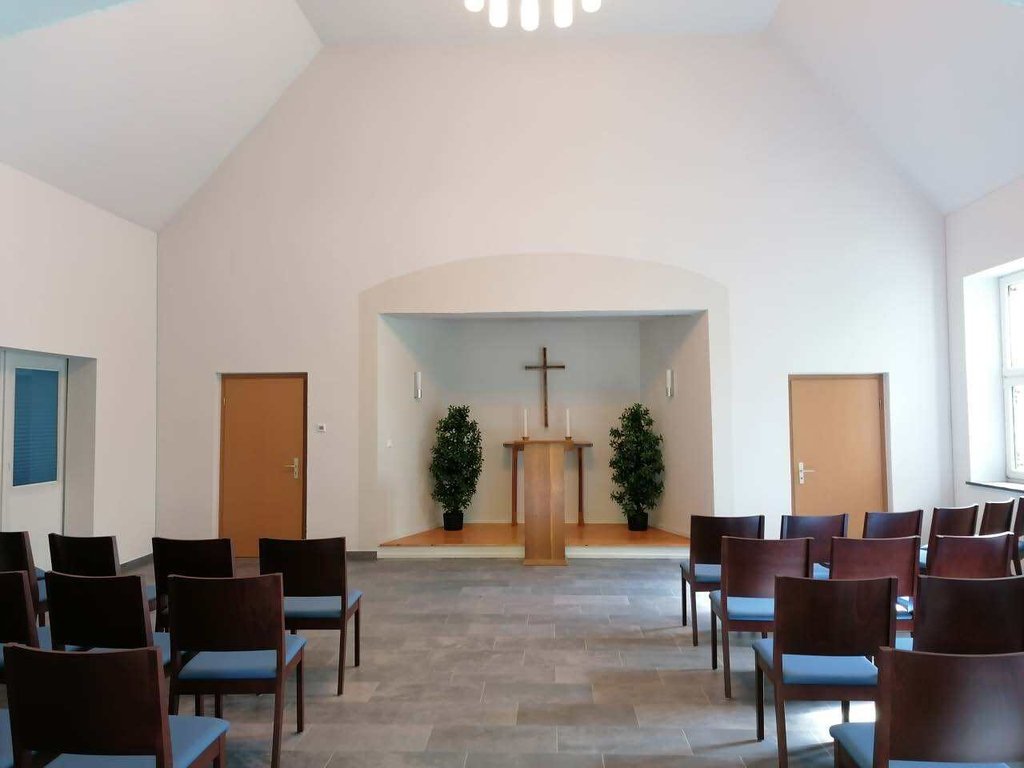Leerer Saal der Beerdigungshalle mit Blick zum Altar. (Link öffnet Bild vergrößert in einem Popupfenster)