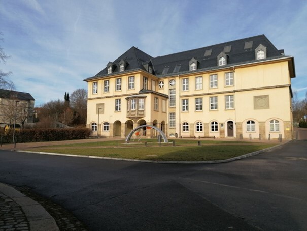 Blick auf die Oberschule mit Vorplatz