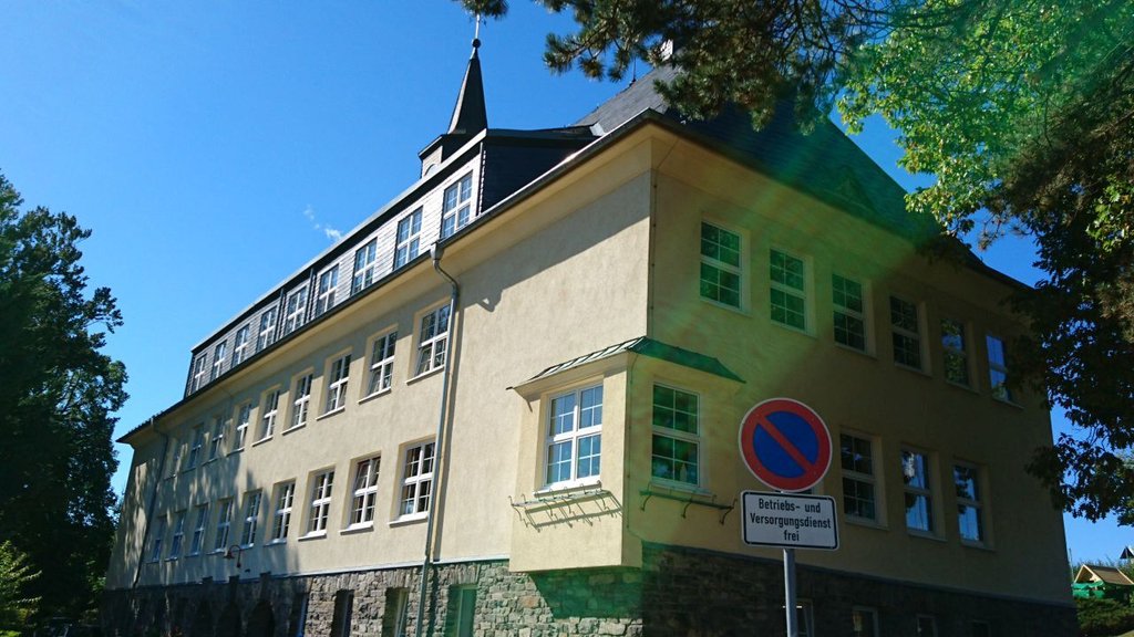 Außenansicht der Grundschule in Hormersdorf