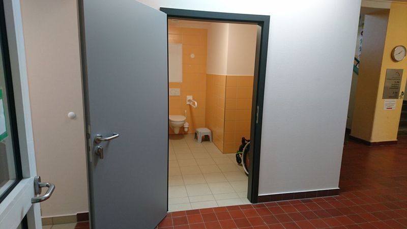 Blick in Richtung behinderter gerechter Toilette, Grundschule Hormersdorf ((Der Link öffnet sich in einem Popup-Fenster)