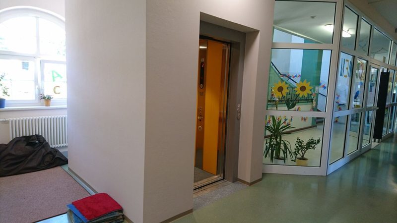 Blick in Richtung Fahrstuhl, Grundschule Hormersdorf (Der Link öffnet sich in einem Popup-Fenster)