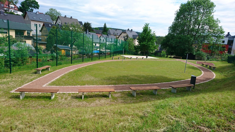 Blick vom hinteren Teil des Schulhofes Richtung Schulgebäude (Link öffnet Bild vergrößert in einem Popupfenster)