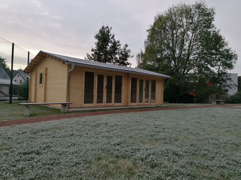 Blockbohlenhaus - Errichtung als Jugendbeteiligungsprojekt (Link öffnet Bild vergrößert in einem Popupfenster)
