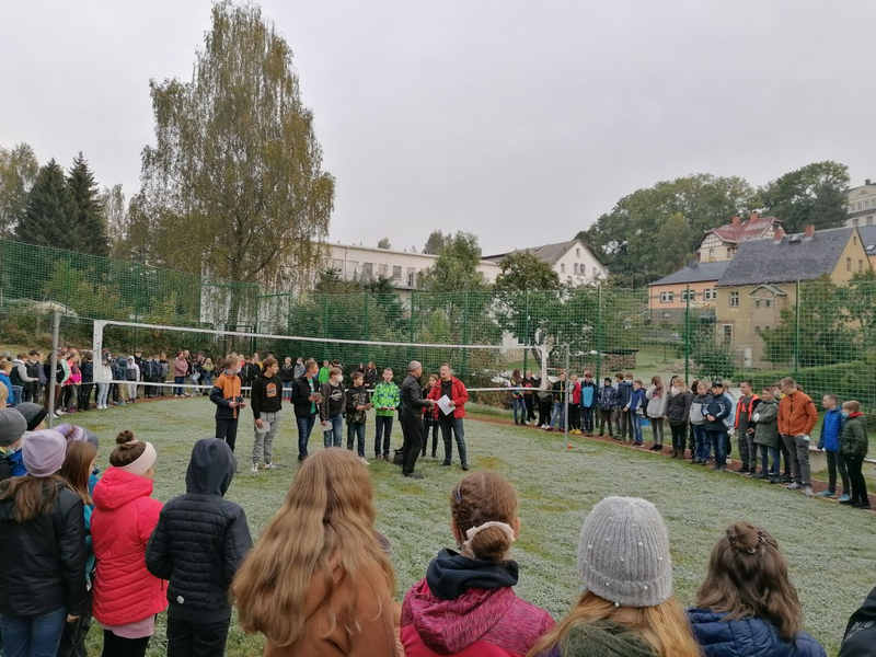 die Eröffnung des Blockbohlenhauses wurde feierlich begangen und die beteiligten Jugendlichen geehrt (Link öffnet Bild vergrößert in einem Popupfenster)