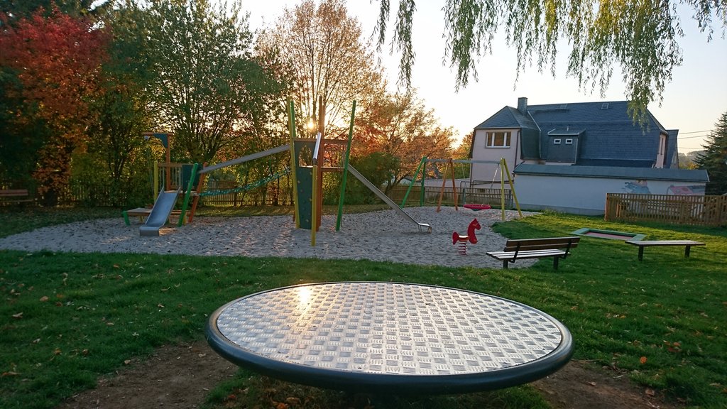 Blick auf das Areal des Spielplatzes im Amtsberger Ortsteil Schlößchen  (Link öffnet sich in einem Popupfenster mit vergrößerter Ansicht des Bildes.)