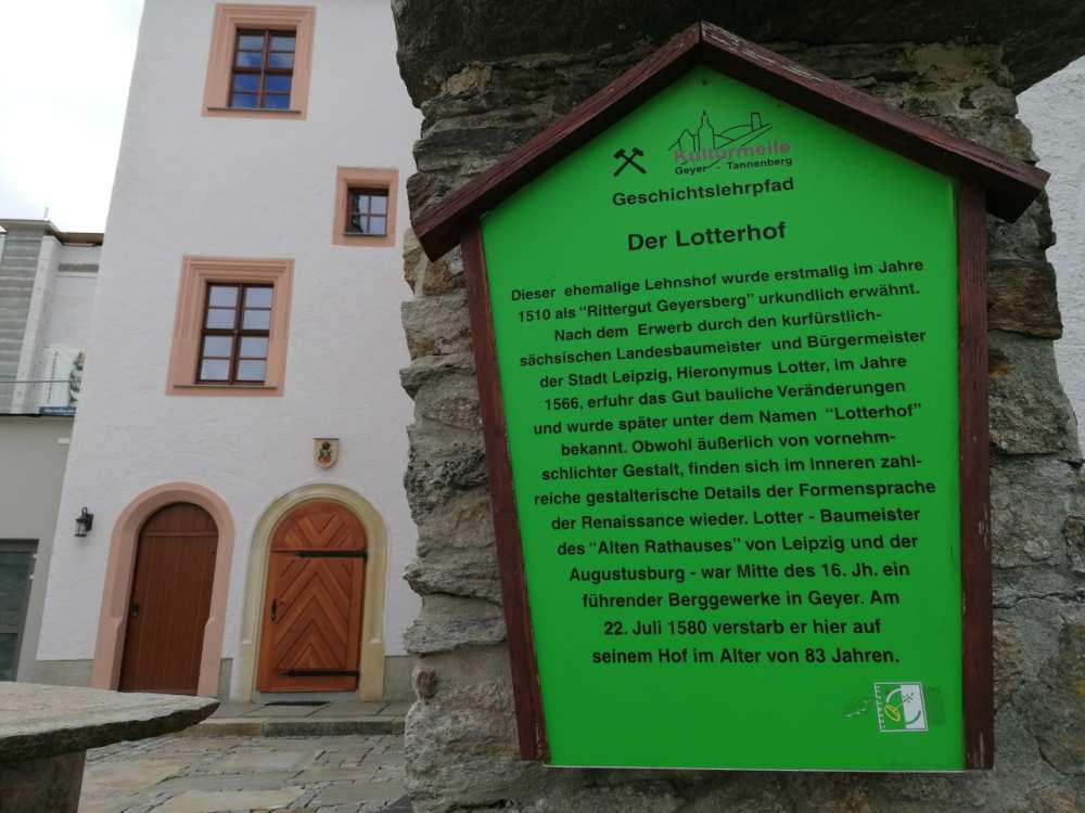 geprägt ist der Standort durch seinen berühmten Bauherren - dies liest man auch auf dieser Schautafel (Link öffnet Bild vergrößert in einem Popupfenster)