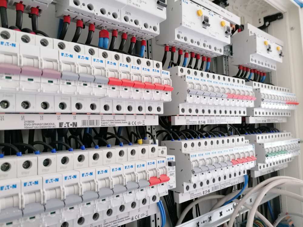 Query successful Professionell installierter Sicherungskasten mit mehreren Reihen Leitungsschutzschaltern und FI-Schaltern. (Link öffnet das Foto vergrößert in einem Popupfenster)