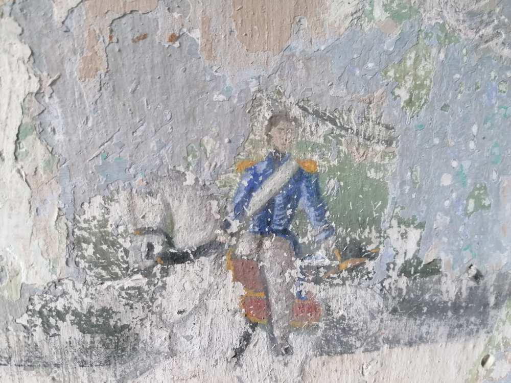 der blaue Reiter - hier noch im Anfangsstadion der Freilegung - entpuppte sich als Reiter auf dem Weg durch die Region, nun freigelegt an den Greifensteinen. (Link öffnet das Foto vergrößert in einem Popupfenster)