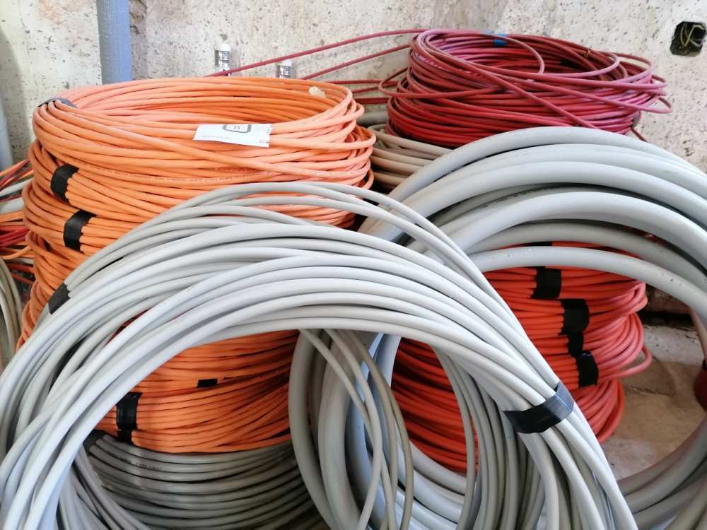 unzählige Meter Kabel wurden zur Erschließung verbaut (Link des Bildes öffnet vergrößertes Foto im Popup-Fenster)