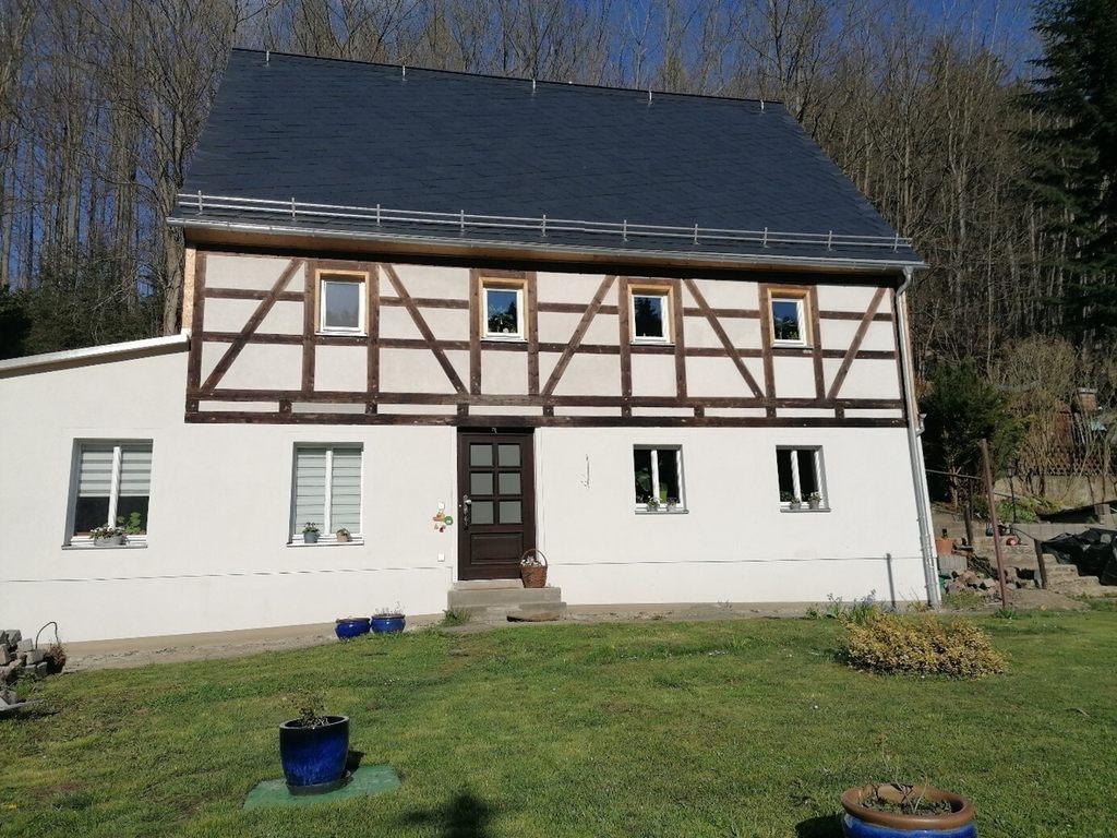 Außenansicht - die Kunststofffenster wurden denkmalschutzgerecht durch Holzfenster ausgetauscht, ebenso die Haustür, Dachschindeln wurden nach alter Zunft eingedeckt - lebendiger Charme wurde erhalten