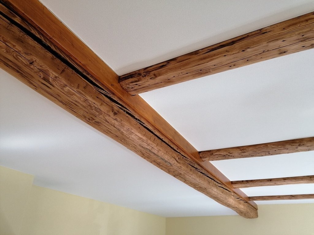 die alten Balken wurden alle aufwendig aufgearbeitet und teilweise ausgetauscht - das Fachwerk wurde so erhalten (Link öffnet Bild vergrößert in einem Popupfenster)