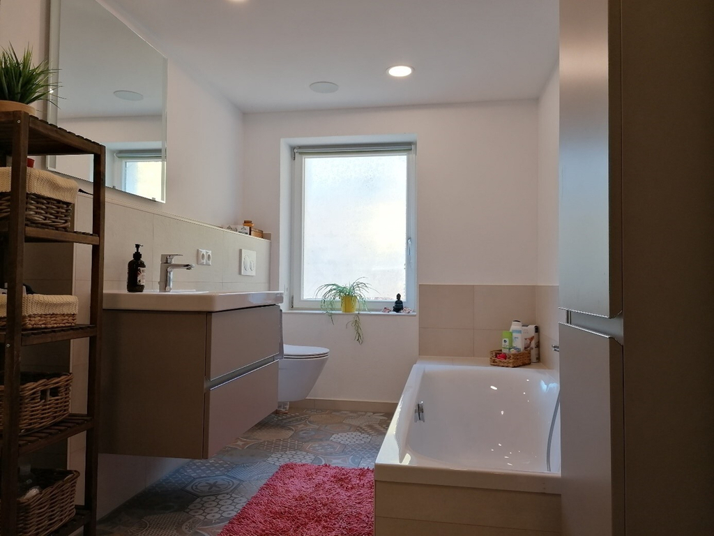 vom Baujahr des Hauses spürt man im gut ausgestatteten Badezimmer nichts (Link öffnet Bild vergrößert in einem Popupfenster)