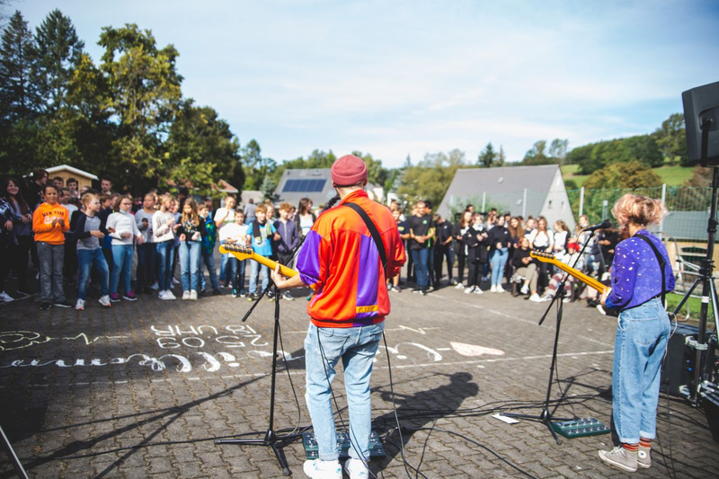 Pausenhofkonzert in Gelenau (Link öffnet Bild vergrößert in einem Popupfenster)