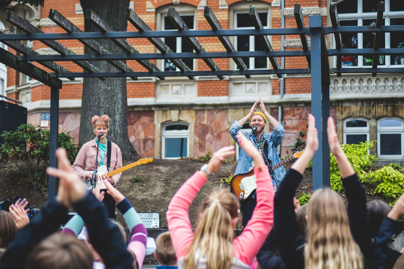 Pausenhofkonzert in Thum (Link öffnet Bild vergrößert in einem Popupfenster)
