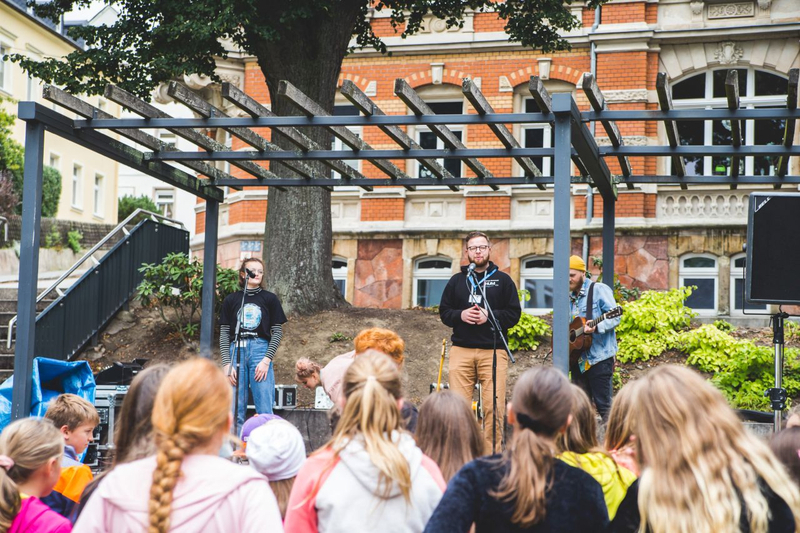 Pausenhofkonzert in Thum (Link öffnet Bild vergrößert in einem Popupfenster)