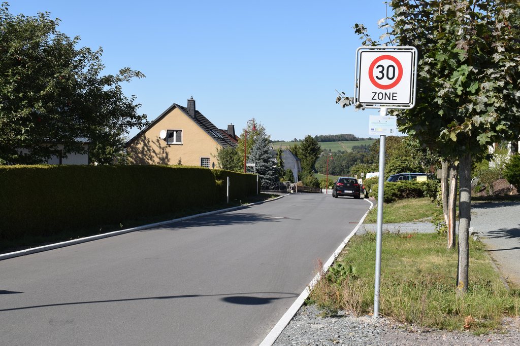 Ernst-Thälmann-Straße in Dittersdorf mit neuer Straßendecke