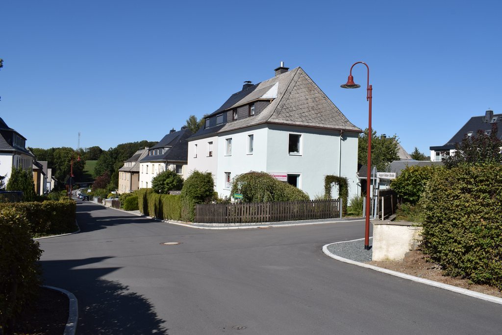 August-Bebelstraße in Dittersdorf mit neuer Straßendecke