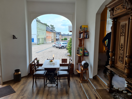 Gemütlicher Sitzbereich als Fensterplatz mit Blick auf den Marktplatz von Geyer