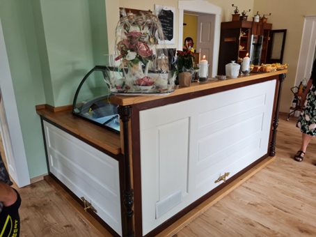 Einladendender Thekenbereich mit Blumen und Dekoration.