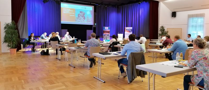 Mitglieder des Vereins treffen sich zur gemeinsamen Sitzung. Der Link im Bild öffnet das Bild in größerer Darstellung.